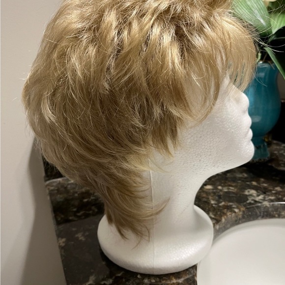 Synthetic wig (NEW) - Picture 2 of 5